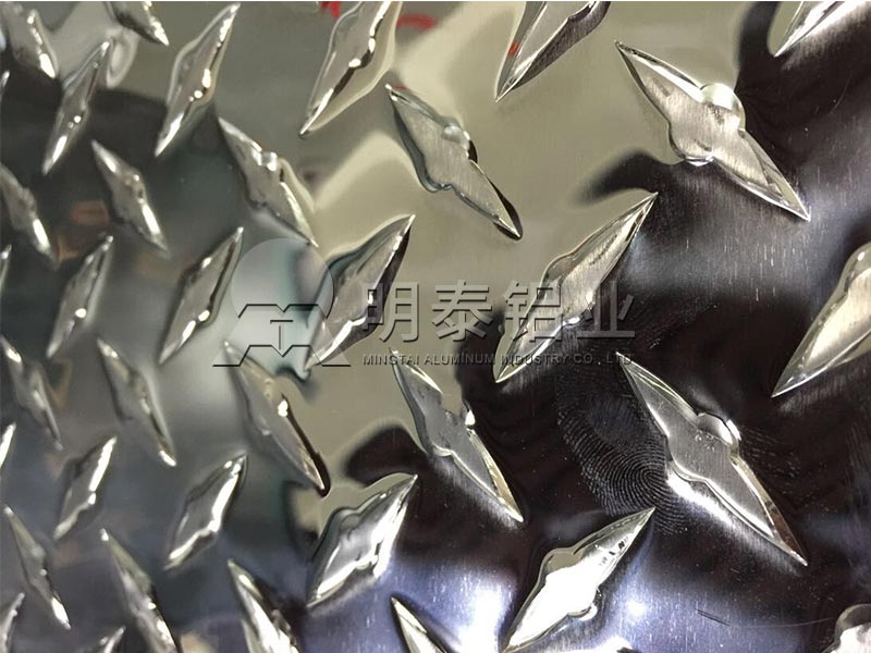 鋁板廠家_工廠廠房用防滑一條筋花紋鋁板卷價(jià)格多少錢？