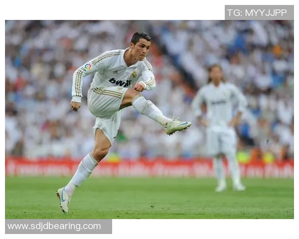 C罗与贝克汉姆的传奇对决：足球场上的风格与影响力之争