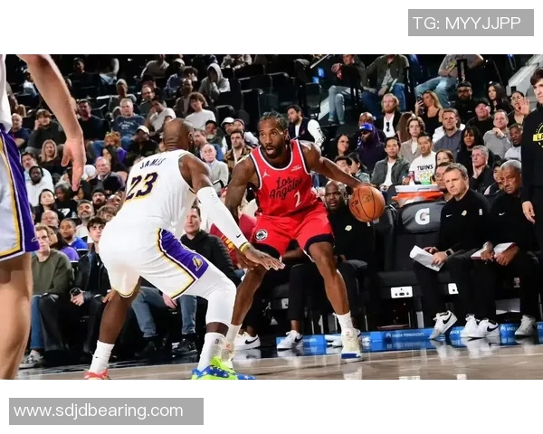 火箭与快船季后赛第六场激战回顾球迷热情高涨赛场精彩纷呈