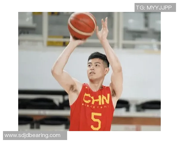 方硕在篮球赛场的崛起与挑战：从新星到领袖的成长之路