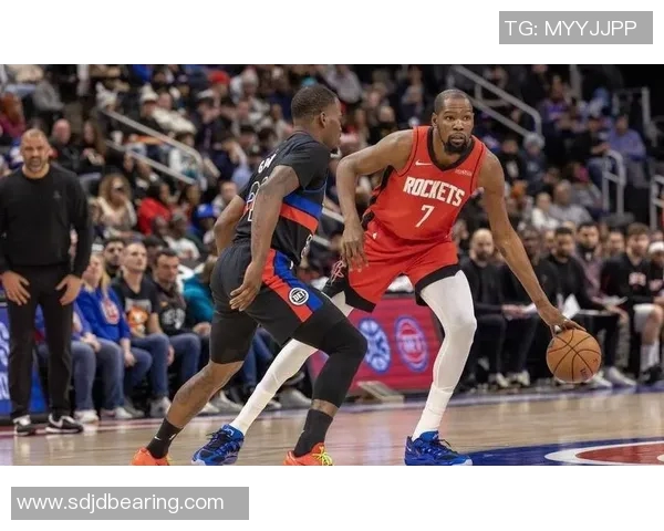 火箭队与活塞队激战22日NBA赛场精彩对决引发球迷热议