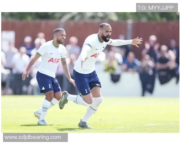 足球戴维斯与基恩的巅峰对决谁能在绿茵场上笑到最后 足球戴维斯与基恩的巅峰对决谁能在绿茵场上笑到最后